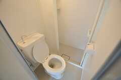 トイレは脱衣室を兼ねています。奥にシャワールームがあります。（102号室）(2012-09-10,専有部,ROOM,1F)