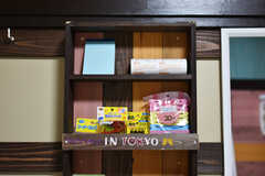 収納ボックスには「IN TOKYO」の文字が。遊び心満載です。（205号室）(2019-08-29,専有部,ROOM,2F)
