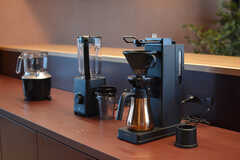 コーヒーメーカーやジューサーなども用意されています。(2023-05-08,共用部,KITCHEN,1F)