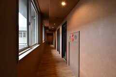 廊下の様子。右手にスモーキングルーム、ミュージックルームが2室、突き当たりにジムとスタジオがあります。(2023-05-08,共用部,OTHER,1F)