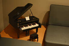 ピアノのオブジェが飾られています。(2023-05-08,共用部,OTHER,1F)