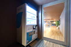 廊下には自動販売機が設置されています。(2023-05-08,共用部,OTHER,1F)