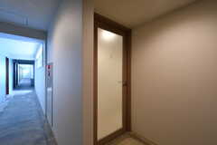 男性用トイレのドア。対面はランドリールームで、1階とおおよそ同じ間取りです。(2023-05-08,共用部,TOILET,2F)