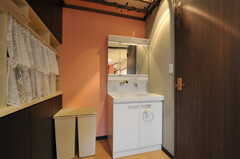 洗面台の様子。右手のドアがトイレです。(2013-03-14,共用部,LIVINGROOM,3F)
