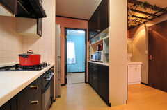 キッチンの奥にランドリールームがあります。(2013-03-14,共用部,KITCHEN,3F)