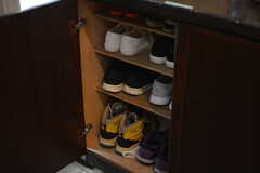 靴箱の様子。部屋ごとに収納場所が割り当てられています。(2022-08-23,周辺環境,ENTRANCE,3F)