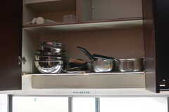 鍋類やキッチンツールはシンクの上に収納されています。(2022-08-23,共用部,KITCHEN,3F)