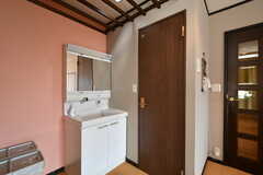 リビングの一角に設置された洗面台。ドアの先はトイレです。(2022-08-23,共用部,WASHSTAND,3F)
