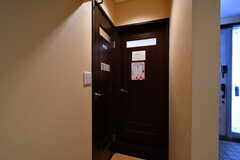 正面のドアがバスルーム、左手がトイレです。(2022-08-23,共用部,OTHER,3F)
