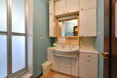 脱衣室の様子。洗面台が設置されています。(2022-08-23,共用部,BATH,3F)