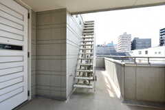 玄関横に屋上へつながる外階段があります。(2022-08-23,共用部,OTHER,3F)