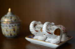 棚には象が2匹。タイのお土産だそう。(2011-09-22,共用部,OTHER,1F)