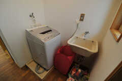 勝手口脇の洗濯機の様子。(2011-09-22,共用部,LAUNDRY,1F)