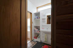 脱衣室に設置された洗面台の様子。部屋ごとにバス用品を置いておける棚があります。(2011-09-22,共用部,BATH,1F)
