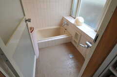 バスルームの様子。浴槽は低い位置にあります。(2011-09-22,共用部,BATH,1F)