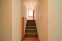 階段の様子。スキップフロアのようになっています。突き当たり右手は201号室。(2011-09-22,共用部,OTHER,1F)