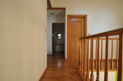 階段を上がると正面には洗面台、右に見えるドアは303号室です。(2011-09-22,共用部,OTHER,3F)