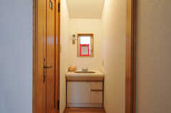 洗面台の様子。左のドアはトイレです。(2011-09-22,共用部,OTHER,3F)
