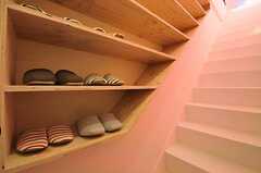 靴箱は階段に沿った面白い形状です。(2012-04-16,周辺環境,ENTRANCE,1F)
