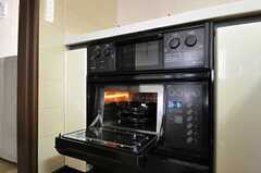 オーブンも現役。トースターにもなるのだそう。(2012-04-17,共用部,KITCHEN,1F)