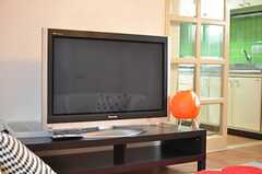 共用のTVの様子。大型です。(2012-10-02,共用部,TV,1F)