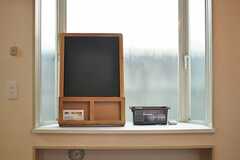 リビングの出窓にはコミュニケーションボードが置かれています。(2012-10-02,共用部,LIVINGROOM,1F)
