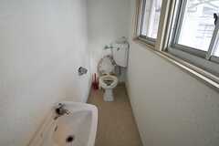 ドミトリー専用のトイレの様子。（202号室）(2012-10-02,専有部,ROOM,2F)