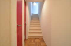 階段の様子。左手のピンクのドアはトイレです。(2014-11-25,共用部,OTHER,1F)