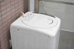 サンルームには洗濯機が設置されています。その場で洗濯物を干せて便利。(2022-05-09,共用部,LAUNDRY,7F)
