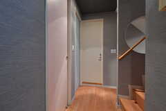 廊下の様子2。突き当たりにシャワールームがあります。(2022-05-09,共用部,OTHER,6F)