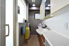 脱衣室の様子。洗面台が設置されています。(2022-05-09,共用部,WASHSTAND,6F)
