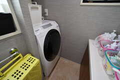脱衣室に設置されたドラム式洗濯機の様子。(2022-05-09,共用部,LAUNDRY,6F)