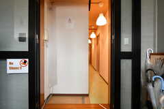 玄関から見た内部の様子。廊下は畳張りです。(2022-05-09,周辺環境,ENTRANCE,4F)