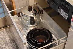 ガスコンロの下に共用の鍋やフライパンが収納されています。(2018-11-28,共用部,KITCHEN,1F)
