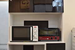 収納棚には電子レンジやオーブントースターが用意されています。(2019-04-04,共用部,KITCHEN,2F)