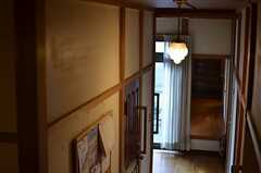 階段のから見た廊下。ランプが素敵。(2013-01-07,共用部,OTHER,1F)