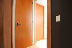 正面のドアはトイレで、右手が脱衣室です。（202号室）(2014-03-14,専有部,ROOM,1F)