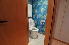 ウォシュレット付きトイレの様子。（208号室）(2014-03-14,専有部,ROOM,1F)
