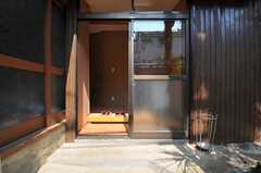 シェアハウスの玄関ドアは引き戸です。(2010-03-30,周辺環境,ENTRANCE,1F)