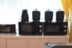 キッチン家電は黒で統一されています。(2021-08-19,共用部,KITCHEN,2F)