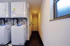 ランドリー奥にバスルームがあります。(2012-07-11,共用部,OTHER,1F)