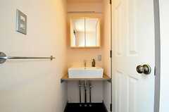 洗面台の様子。脇のドアはトイレです。(2012-07-11,共用部,OTHER,3F)