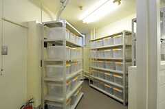 部屋ごとに分けられた食材などを置くスペースもあります。(2011-07-26,共用部,KITCHEN,1F)