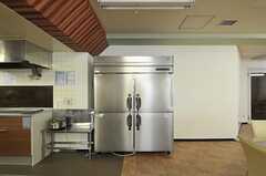 共用の冷蔵庫の様子。各部屋にもミニ冷蔵庫は設置されています。(2011-07-26,共用部,KITCHEN,1F)