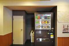 ラウンジ脇には自動販売機があります。(2011-07-26,共用部,OTHER,1F)