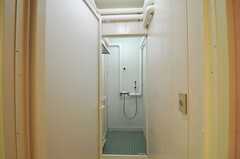 女性専用のシャワールームの様子。脱衣室付きは2室です。(2011-07-26,共用部,BATH,1F)