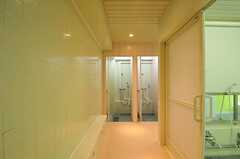 スパ（大浴場）へ続く廊下の様子。奥にシャワールームがあります。(2011-07-26,共用部,BATH,1F)