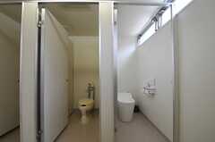 各フロアに1台、ウォシュレット付きのトイレがあります。(2011-07-26,共用部,TOILET,1F)