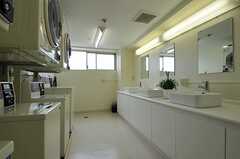 洗面台、洗濯機の様子。(2011-07-26,共用部,LAUNDRY,2F)