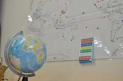 壁面の地図には、入居者さんの出身地がシールでプロットされています。(2013-05-02,共用部,OTHER,1F)